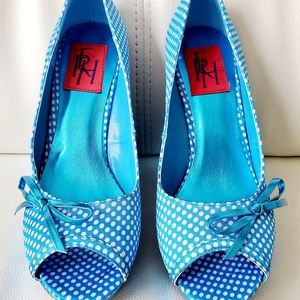 2/30$ FRH blue polka dots wedge shoes
